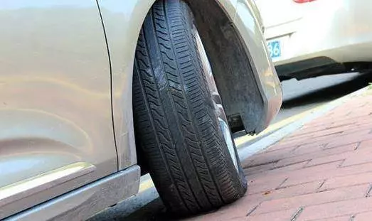 為甚麼「車子停斜坡車,輪胎要打歪」?很多台灣人都答錯了!