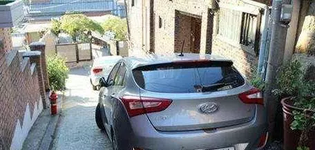 為甚麼「車子停斜坡車,輪胎要打歪」?很多台灣人都答錯了!