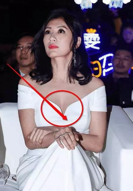 賈靜雯穿抹胸禮服都快掉下來,網友:就像兩個炒焦掉的板栗!