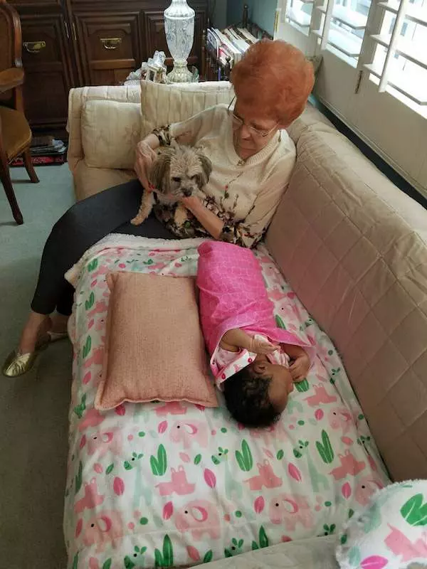 爸爸帶小女嬰登機被拒 「陌生老奶奶」霸氣伸援手:來住我家吧