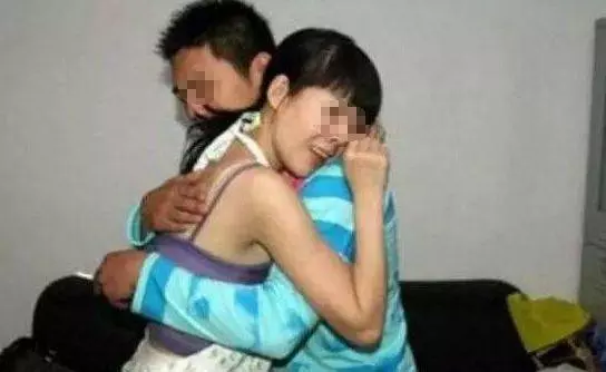 年夜飯的魚醋放多了,被老公扇耳光,含淚下樓手機忘拿,返回蒙圈