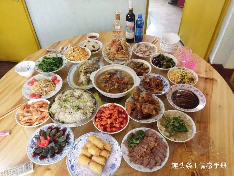 年夜飯的魚醋放多了,被老公扇耳光,含淚下樓手機忘拿,返回蒙圈