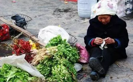 兒子買兩條魚去看母親,妻子不讓給錢,兒走後,母親去洗魚哭了
