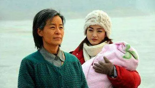 兒子買兩條魚去看母親,妻子不讓給錢,兒走後,母親去洗魚哭了