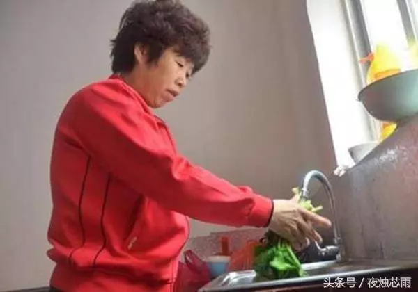兒子買兩條魚去看母親,妻子不讓給錢,兒走後,母親去洗魚哭了