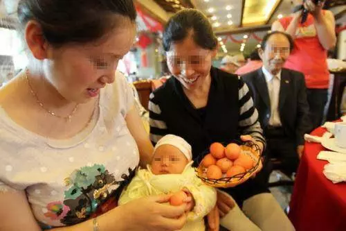 兒子買兩條魚去看母親,妻子不讓給錢,兒走後,母親去洗魚哭了