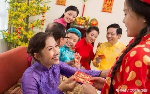 離婚三年,我帶著老公女兒回娘家,前婆婆看到我們,愣在原地