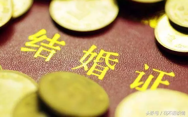 離婚三年,我帶著老公女兒回娘家,前婆婆看到我們,愣在原地