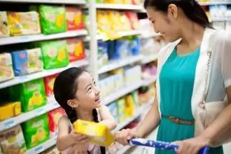 5歲女童罹患肝癌,醫生警告:這9種零食,恐把癌症吃進肚,別再給孩子亂吃