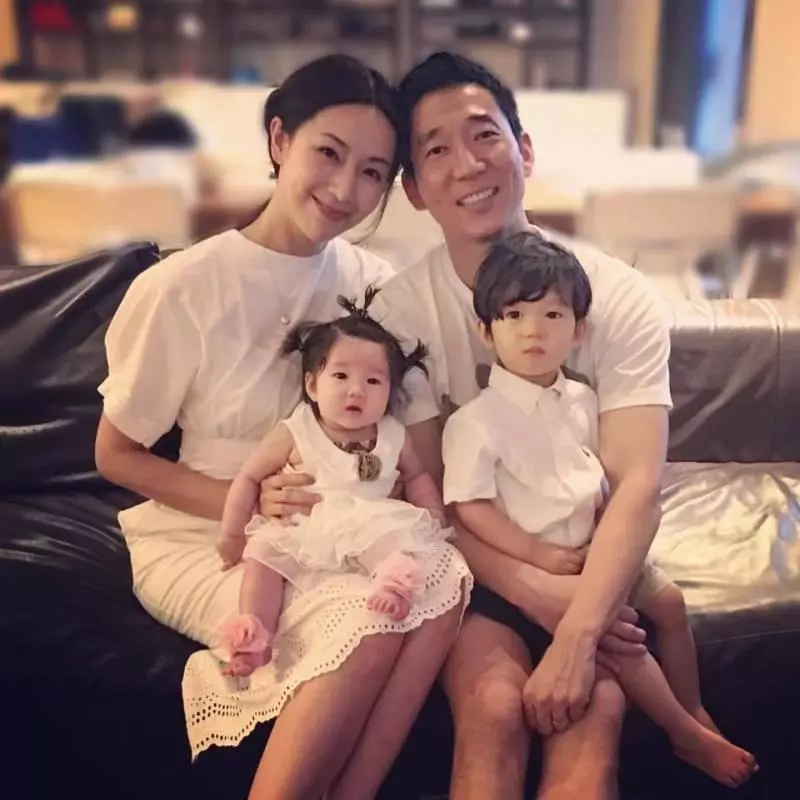 細節見教育!隋棠「帶2歲女兒陪上班」 進公司「小動作曝光家教」網看傻:才2歲教成這樣!