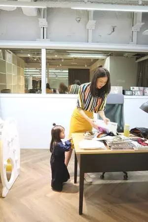 細節見教育!隋棠「帶2歲女兒陪上班」 進公司「小動作曝光家教」網看傻:才2歲教成這樣!