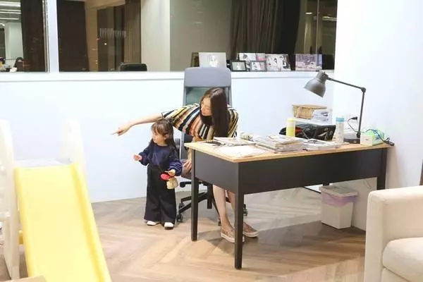 細節見教育!隋棠「帶2歲女兒陪上班」 進公司「小動作曝光家教」網看傻:才2歲教成這樣!