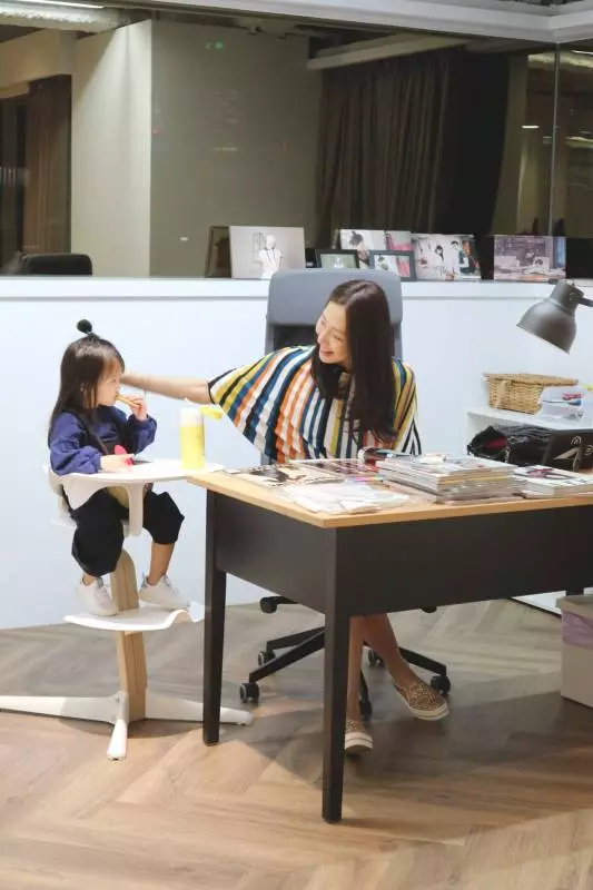 細節見教育!隋棠「帶2歲女兒陪上班」 進公司「小動作曝光家教」網看傻:才2歲教成這樣!