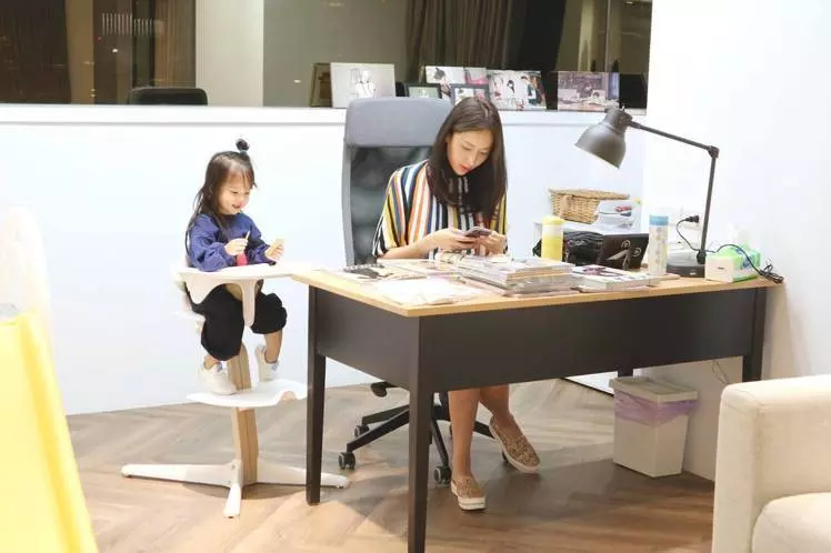 細節見教育!隋棠「帶2歲女兒陪上班」 進公司「小動作曝光家教」網看傻:才2歲教成這樣!