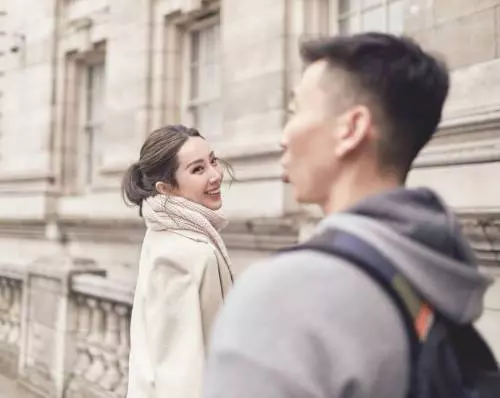 細節見教育!隋棠「帶2歲女兒陪上班」 進公司「小動作曝光家教」網看傻:才2歲教成這樣!