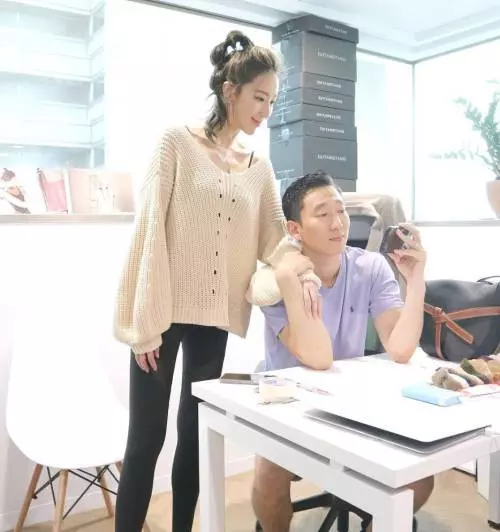 細節見教育!隋棠「帶2歲女兒陪上班」 進公司「小動作曝光家教」網看傻:才2歲教成這樣!