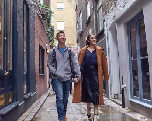 細節見教育!隋棠「帶2歲女兒陪上班」 進公司「小動作曝光家教」網看傻:才2歲教成這樣!