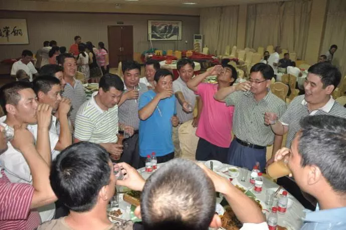 30人同學聚會平均每人800,班長看到同學轉帳,當場退群真言:太心寒