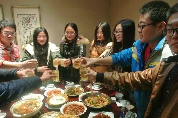 30人同學聚會平均每人800,班長看到同學轉帳,當場退群真言:太心寒
