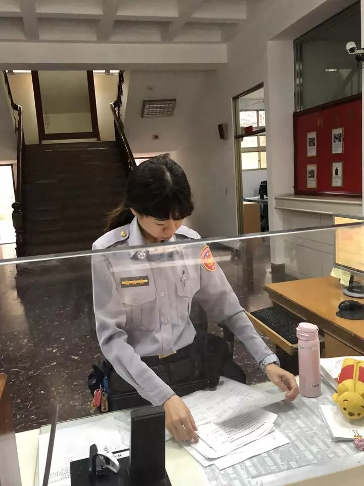 輕鬆要到正妹警電話!他通話第1秒就悲劇了
