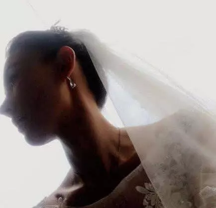 張柏芝深夜曬婚紗照與三胎生父要結婚?本尊火速解釋真相
