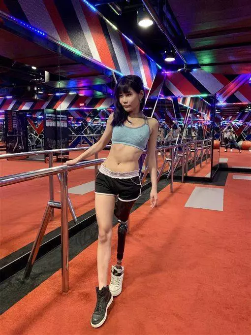 鋼鐵辣妹/左腿截肢感情曾碰壁 年輕正妹自曝現況超感人