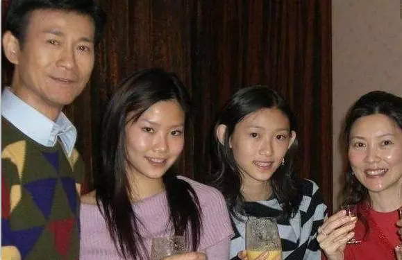 隱瞞外界多年,鄭少秋曝出與肥姐離婚的真相,網友:熬過來就好!