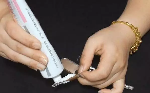 把牙膏抹在鑰匙上,太實用了,學會了能省下不少錢,趕緊試一試