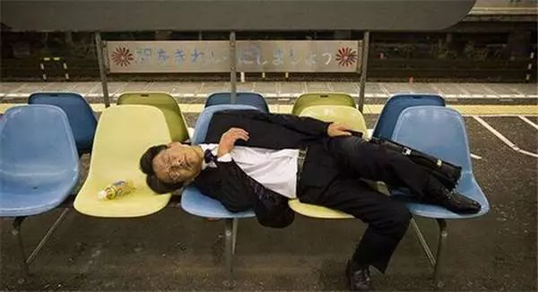 聽說日本地鐵到處都可以「撿屍」?第15張的妹子這樣也太可怕!!