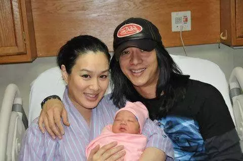 近50歲的鐘麗緹素顏曝光,嬸樣畢露,肚子大得可怕!網友:老公怎麼敢要