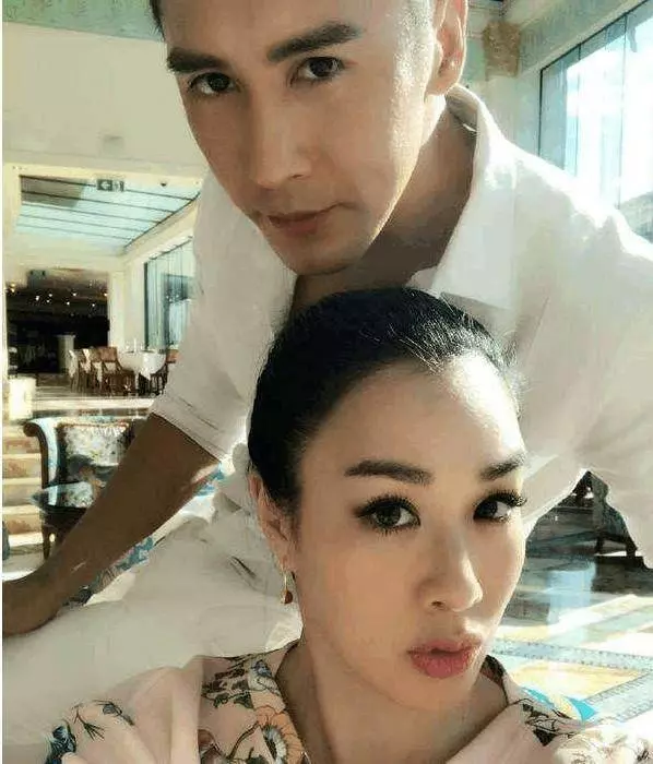 近50歲的鐘麗緹素顏曝光,嬸樣畢露,肚子大得可怕!網友:老公怎麼敢要