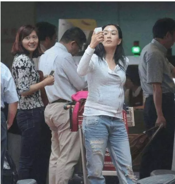 近50歲的鐘麗緹素顏曝光,嬸樣畢露,肚子大得可怕!網友:老公怎麼敢要
