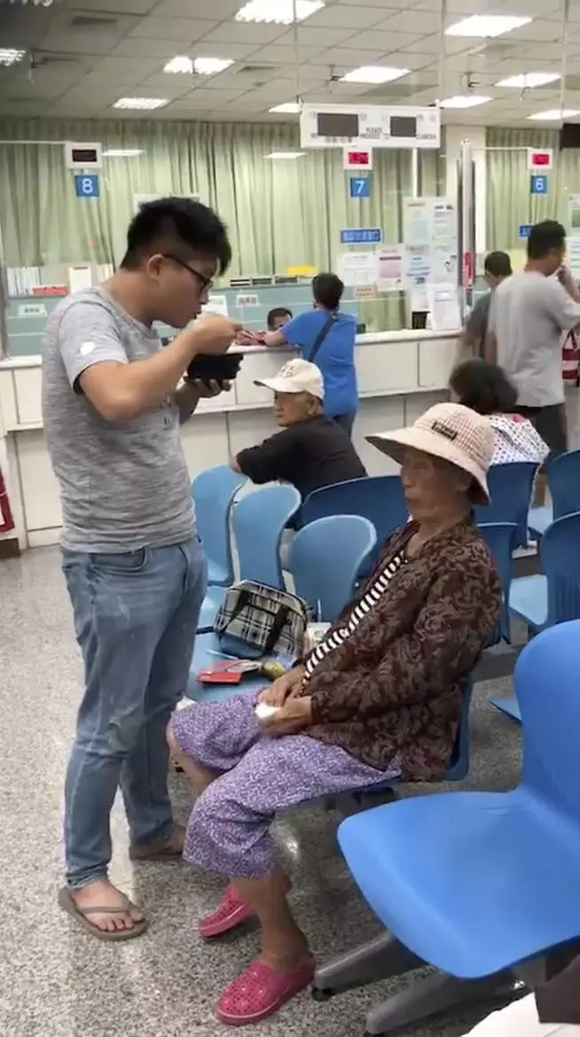 好孝順!乖孫「一口一口吹涼」,溫柔喂生病阿嬤吃粥!網友讚爆:「很難得的畫面!」