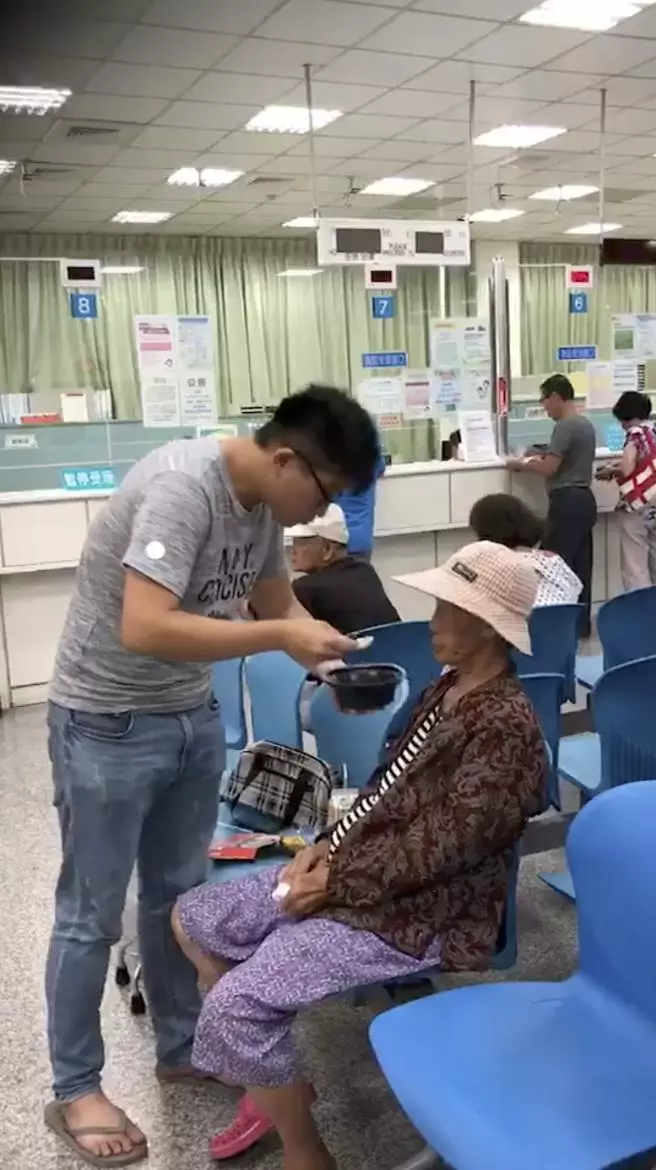 好孝順!乖孫「一口一口吹涼」,溫柔喂生病阿嬤吃粥!網友讚爆:「很難得的畫面!」