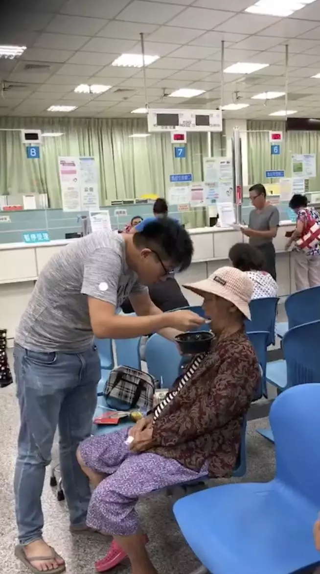 好孝順!乖孫「一口一口吹涼」,溫柔喂生病阿嬤吃粥!網友讚爆:「很難得的畫面!」