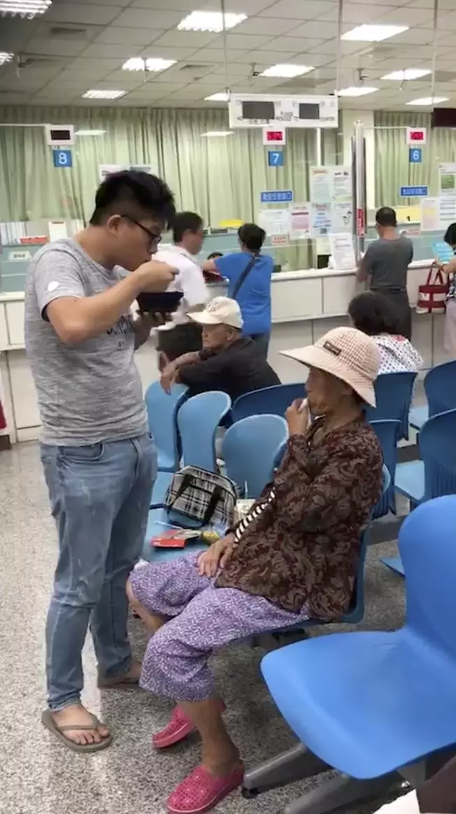 好孝順!乖孫「一口一口吹涼」,溫柔喂生病阿嬤吃粥!網友讚爆:「很難得的畫面!」
