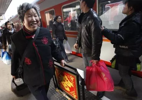 去城裡過年,兒媳給我買了件三千元棉襖,孫女的話讓我如墜冰窟