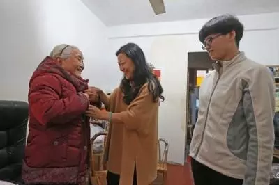 去城裡過年,兒媳給我買了件三千元棉襖,孫女的話讓我如墜冰窟