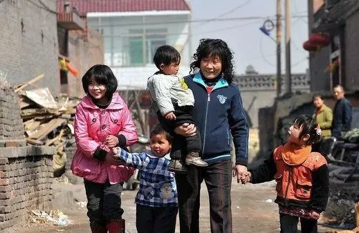 老公死後女子守寡7年,突然看到個長得像老公的小孩,跟過去愣了