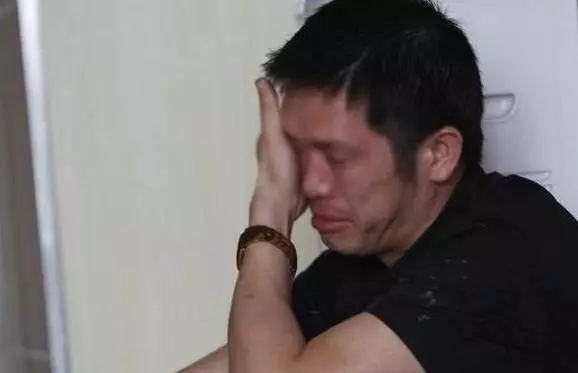 爸爸去世後,兒子連夜開車趕回家,半夜聽到爸爸說:兒啊,慢點開