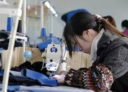 我和哥哥各得一半拆遷款,哥哥買婚房錢不夠,我把錢取給他時愣了