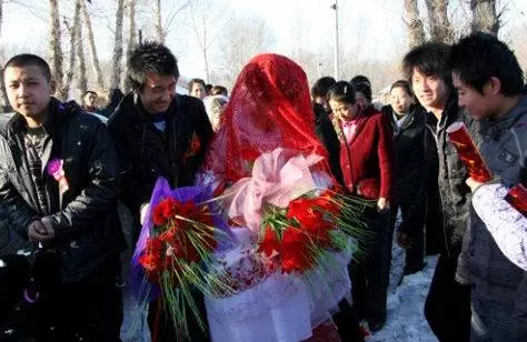 我和哥哥各得一半拆遷款,哥哥買婚房錢不夠,我把錢取給他時愣了