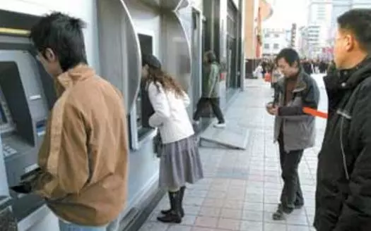 我和哥哥各得一半拆遷款,哥哥買婚房錢不夠,我把錢取給他時愣了