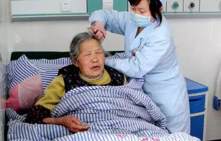 婆婆生病想吃湯圓,聽到婆婆在病房裡說的話,我把湯圓扔進垃圾桶
