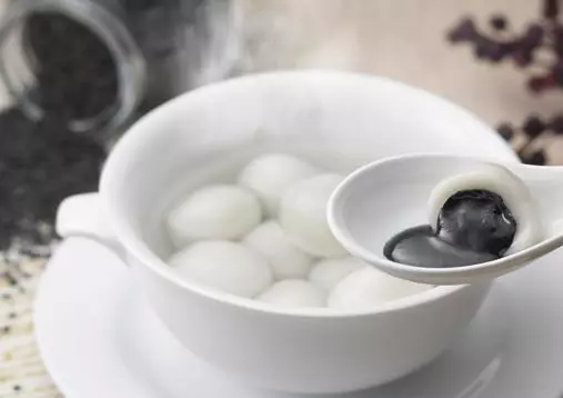 婆婆生病想吃湯圓,聽到婆婆在病房裡說的話,我把湯圓扔進垃圾桶