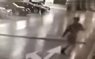 監控實拍北京一越野車破牆撞入辦公室,導致 一名女子當場死亡!當看見車子衝過來時,女子居然沖向同一方向... (視頻)