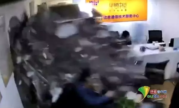 監控實拍北京一越野車破牆撞入辦公室,導致 一名女子當場死亡!當看見車子衝過來時,女子居然沖向同一方向... (視頻)