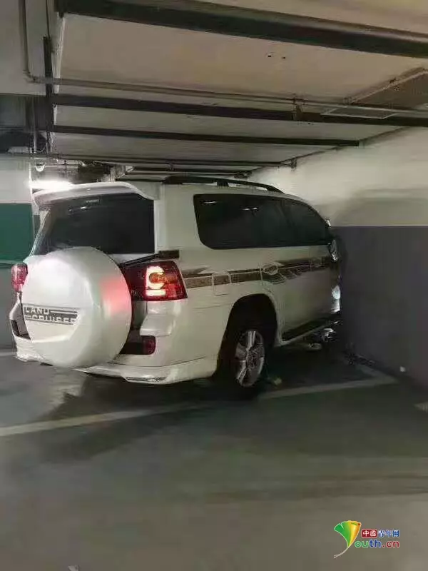 監控實拍北京一越野車破牆撞入辦公室,導致 一名女子當場死亡!當看見車子衝過來時,女子居然沖向同一方向... (視頻)