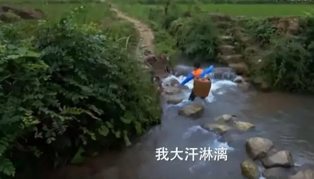 王艷兒子長大了,曾經的混世小魔王變成暖男,隔空感謝媽媽的付出