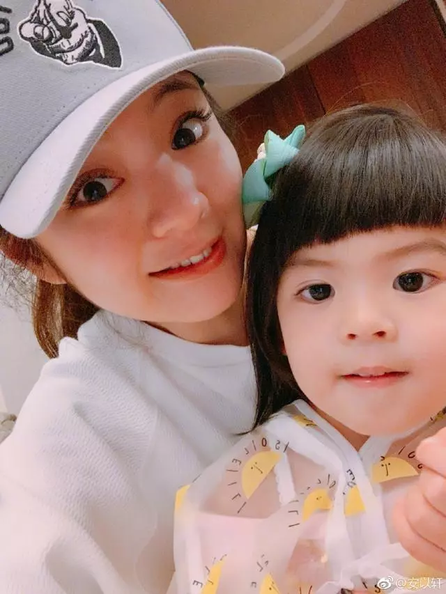安以軒周末聚會賈靜雯一家,咘咘穿公主裙變身小公主波妞古靈精怪!